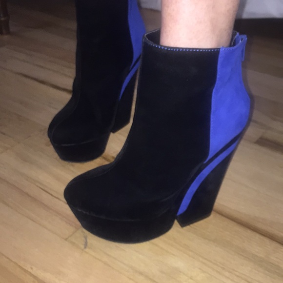Platformed “Velvet” Ankle Boot, size 7.5 - Picture 3 of 7